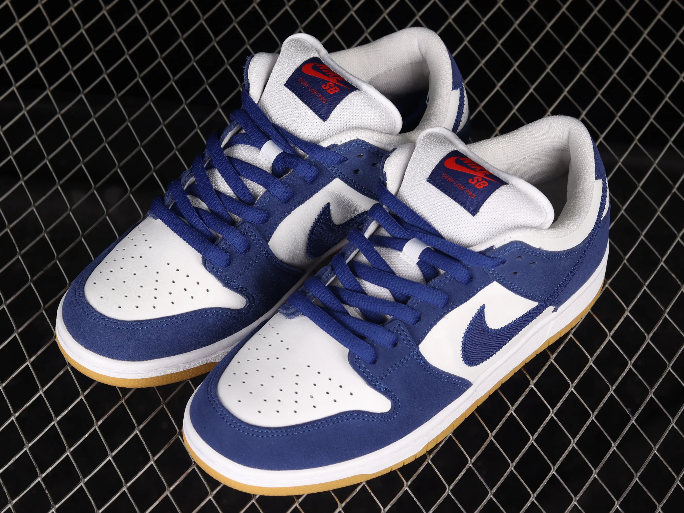 All categories Nk SB Dunk Series Nk SB Dunk Low low-top sneakers Nk SB Dunk Low white and blue Los Angeles Dodgers SB smashed backboard fashion casual sneakers DO9395-400